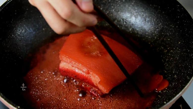 色泽樱红，光亮悦目，酥烂肥美的樱桃肉,去除红曲米、去除葱结、去除姜片。