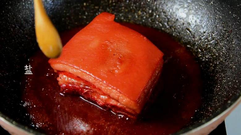 色泽樱红，光亮悦目，酥烂肥美的樱桃肉,加入盐，大火收汁到浓稠。