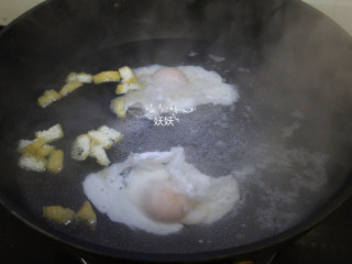 鸡蛋碎碎面,锅中加入开水，趁热打入两个荷包蛋，放入油豆腐，调中小火煮5分钟。