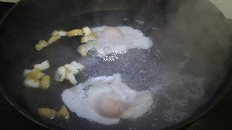 鸡蛋碎碎面,锅中加入开水，趁热打入两个荷包蛋，放入油豆腐，调中小火煮5分钟。