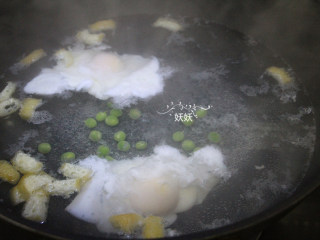 鸡蛋碎碎面,然后加入豌豆，烫个半分钟。