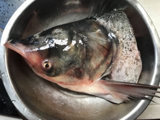 鱼头汤,鱼头洗净沥水，一个鱼头太大，切了一半烧的