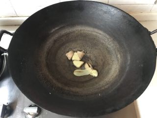 鱼头汤,生姜下锅，擦擦锅子