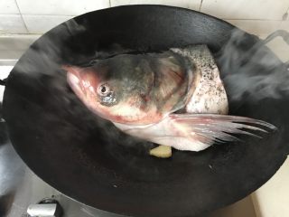 鱼头汤,下鱼头，煎一下鱼头，正反两面都煎一下