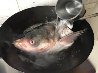 鱼头汤,倒入冷水