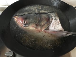 鱼头汤,加入足够多的水，莫过鱼头。盖上锅盖，煮开