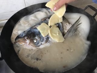 鱼头汤,锅盖一开，鱼汤已经白白的了。加入冬笋