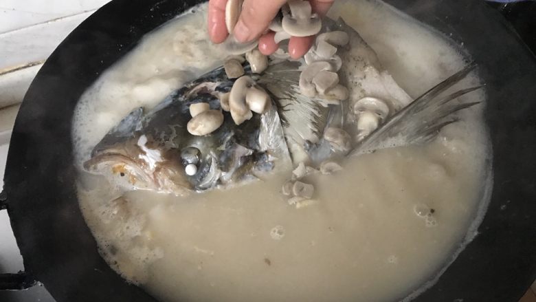 鱼头汤,加入蘑菇