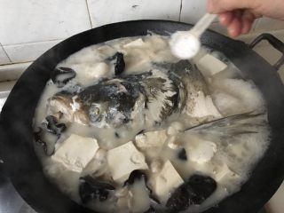 鱼头汤,最后加入盐，味精调味。即可出锅