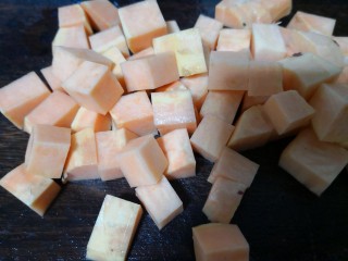 暖身豆薯牛奶饮,切成1厘米见方的小丁。