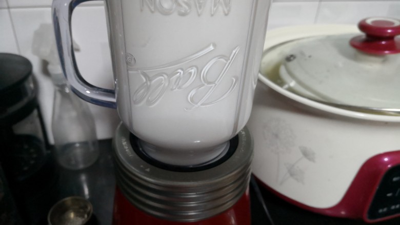 暖身豆薯牛奶饮,用搅拌机或打奶泡器将牛奶打起泡。