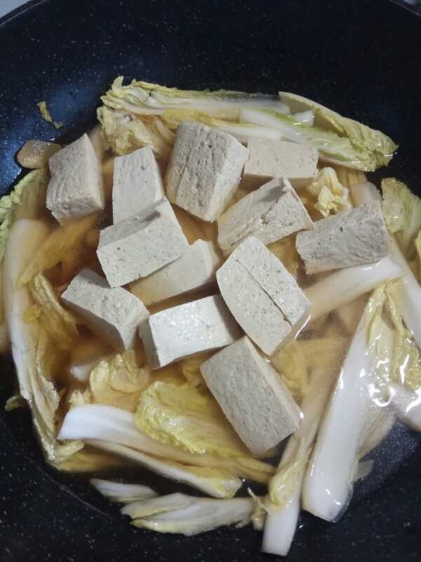 白菜（娃娃菜）豆腐汤,豆腐铺到娃娃菜上面
