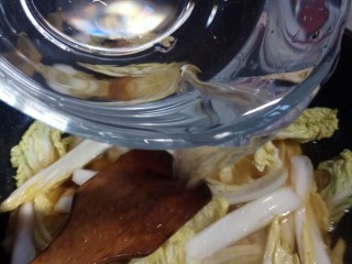 白菜（娃娃菜）豆腐汤,放入超过娃娃菜的温热水