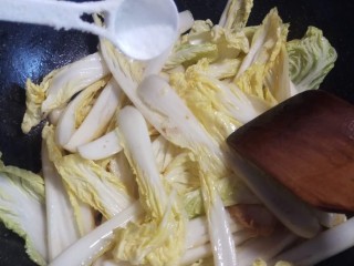 白菜（娃娃菜）豆腐汤,放入适量盐