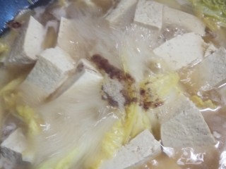 白菜（娃娃菜）豆腐汤,放入白胡椒粉和香油