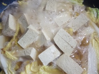 白菜（娃娃菜）豆腐汤,大火烧开转中小火炖3-5分钟