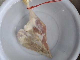 翡翠白玉鸭,咸鸭腿用水泡两个小时。去除一部分盐分。