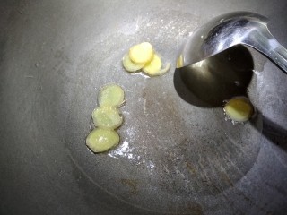 翡翠白玉鸭,锅内少许色拉油，放入生姜小火煸香。