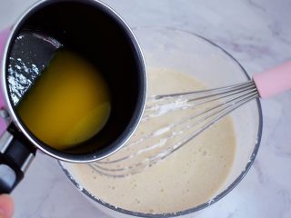 可可费南雪,再加入黄油，继续用手动打蛋器搅拌均匀