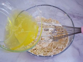 可可费南雪,再加入蛋白和蜂蜜的混合物，用手动打蛋器搅拌均匀