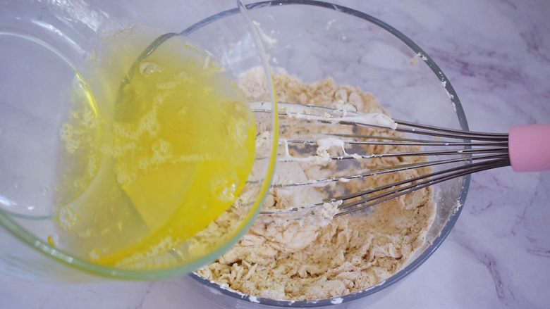 可可费南雪,再加入蛋白和蜂蜜的混合物，用手动打蛋器搅拌均匀