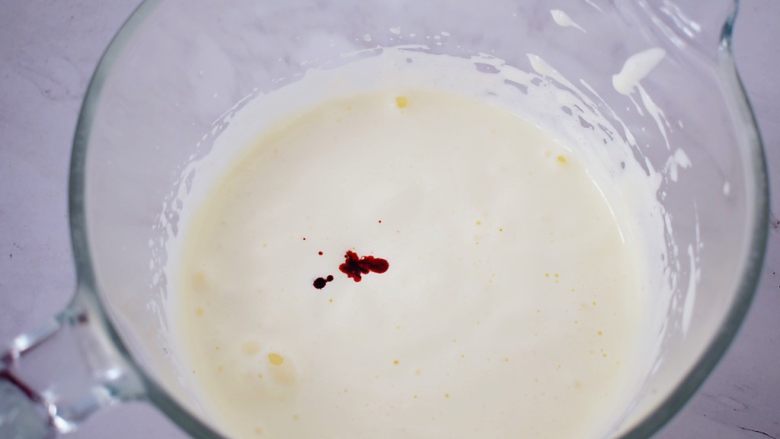 红丝绒海绵蛋糕,加入红丝绒液，用刮刀翻拌均匀