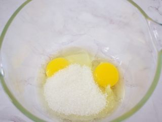 红丝绒海绵蛋糕,鸡蛋打入容器中，一次性加入全部的白糖
