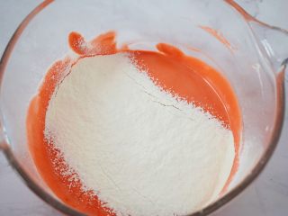 红丝绒海绵蛋糕,筛入低筋面粉，继续用刮刀翻拌均匀