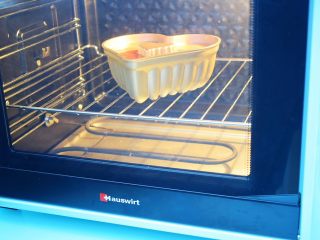 红丝绒海绵蛋糕,放入预热好的烤箱，上下火150度，中层40分钟，烤好趁热脱模晾凉