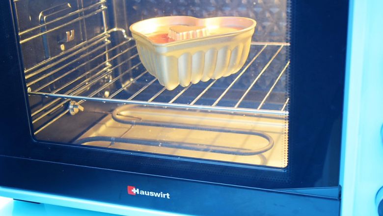 红丝绒海绵蛋糕,放入预热好的烤箱，上下火150度，中层40分钟，烤好趁热脱模晾凉