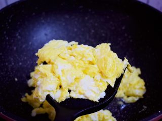 鸡蛋炒菠菜,煎熟后快速炒成小块盛出备用