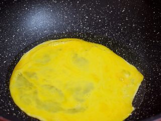 鸡蛋炒菠菜,锅中倒入适量的食用油烧热，倒入鸡蛋液