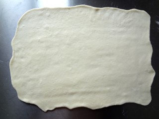 日式炼乳手撕包,发酵完成后取出面团排气后慢慢擀成长方形