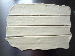  日式炼乳手撕包,用刮板切成4等分