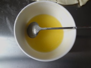  日式炼乳手撕包,将黄油和炼乳混合均匀