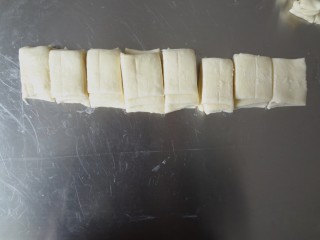 日式炼乳手撕包,用刮刀切成8等分
