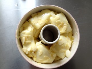  日式炼乳手撕包,发酵8分满取出再次刷一遍炼乳酱撒上杏仁片