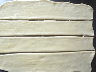  日式炼乳手撕包,4个面皮上均匀的刷上炼乳酱
