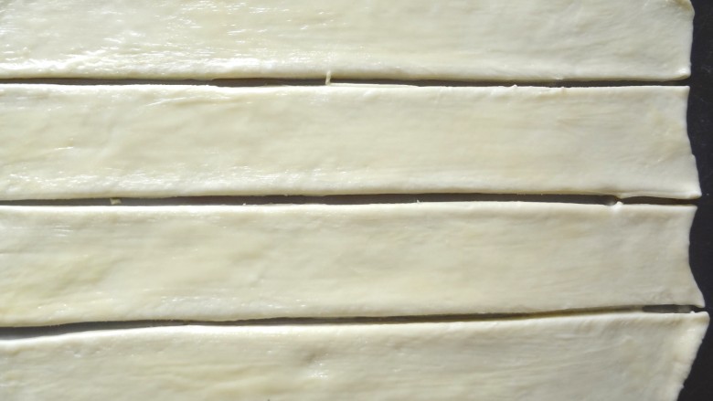  日式炼乳手撕包,4个面皮上均匀的刷上炼乳酱