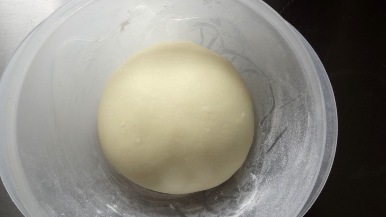  日式炼乳手撕包,整理成光滑的面团放入碗中开始一发，26度发酵到手指戳孔洞口不回缩即可