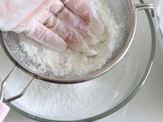 HelloKT蒸米糕，又萌又美味,白色的同样也过筛，方法就是用手取摁压着湿粉过筛，或者是用勺子压着过筛。
