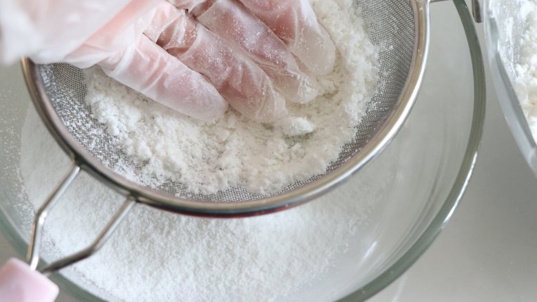 HelloKT蒸米糕，又萌又美味,白色的同样也过筛，方法就是用手取摁压着湿粉过筛，或者是用勺子压着过筛。
