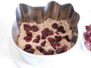 HelloKT蒸米糕，又萌又美味,加入适量的蔓越莓干。