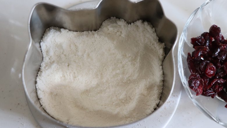 HelloKT蒸米糕，又萌又美味,再覆盖一层白色的粉。