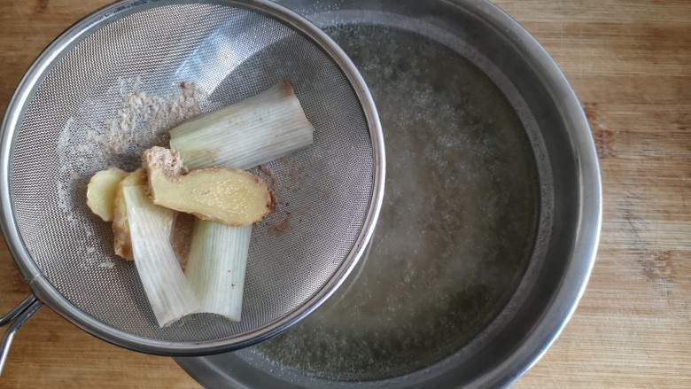 芸豆排骨焖面,把煮排骨的汤用滤网滤去葱姜和浮沫后备用。