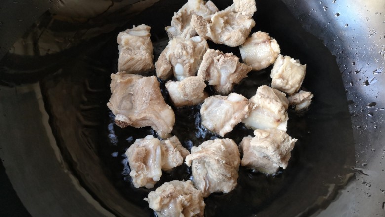 芸豆排骨焖面,锅中适量油烧热后下入焯过的排骨。