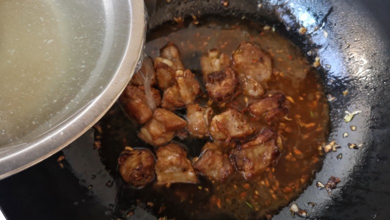 芸豆排骨焖面,加入煮排骨的汤。