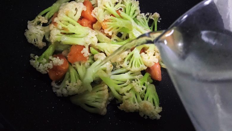 西红柿菜花炖豆腐,加适量热开水