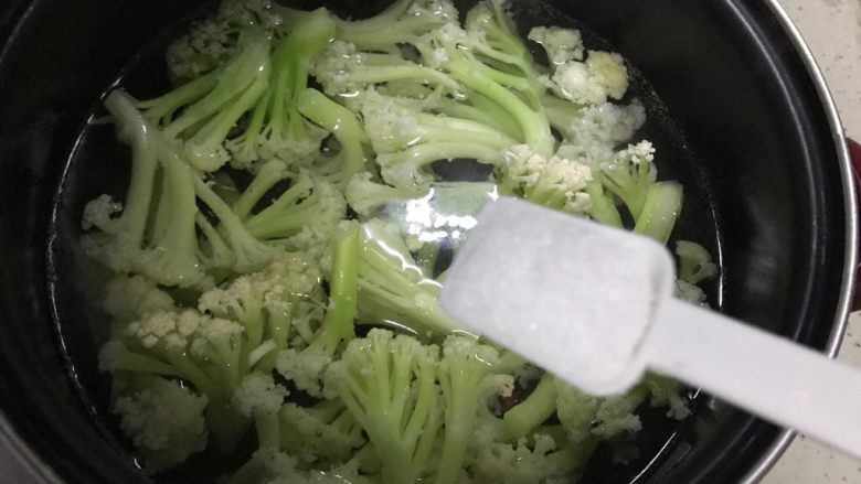 西红柿菜花炖豆腐,加一小勺细盐，煮至菜花断生