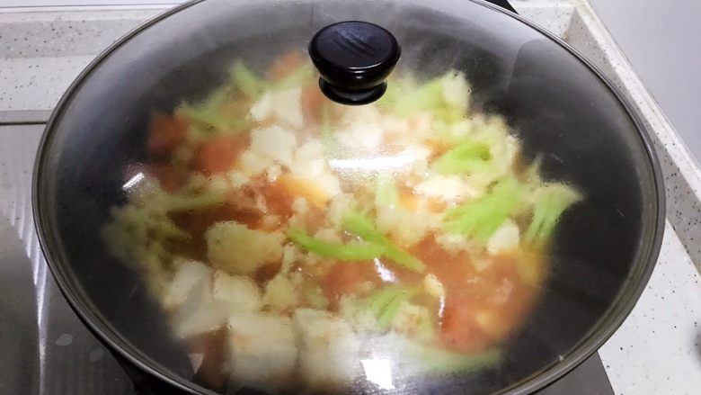 西红柿菜花炖豆腐,盖上锅盖，转小火，焖煮2分钟